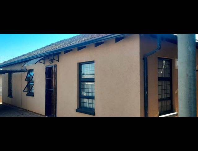 3 BEDROOM HOUSE FOR SALE IN PROTEA GLEN